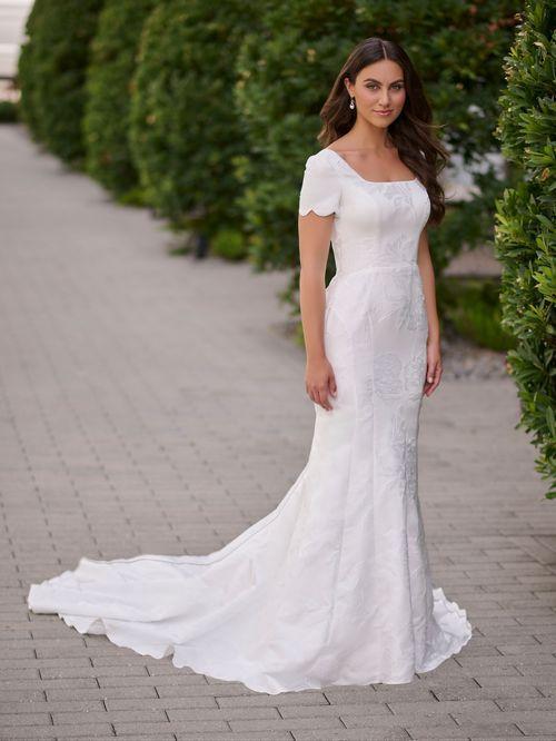 28206 Modest Wedding Dress Ivory size 16 28206 Modest Wedding Dress Ivory size 16
