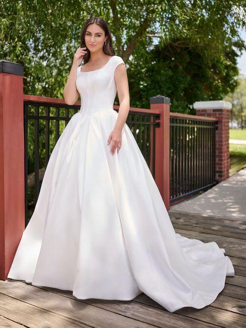 28220 Modest Wedding Dress Ivory size 20 28220 Modest Wedding Dress Ivory size 20