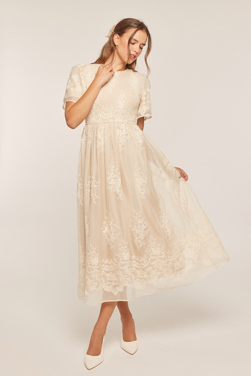 Marcie Modest Midi in Champagne