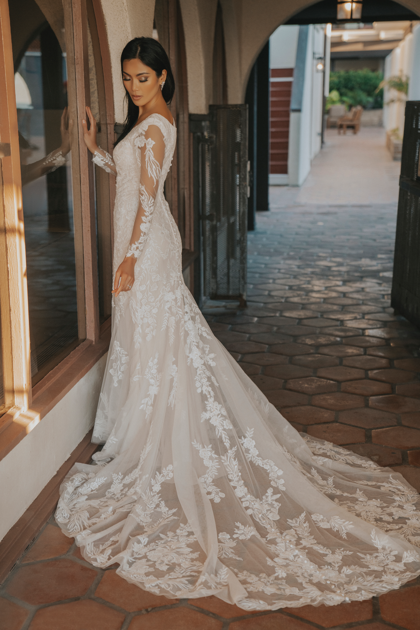 M719 Modest Wedding Dress Ivory size 12