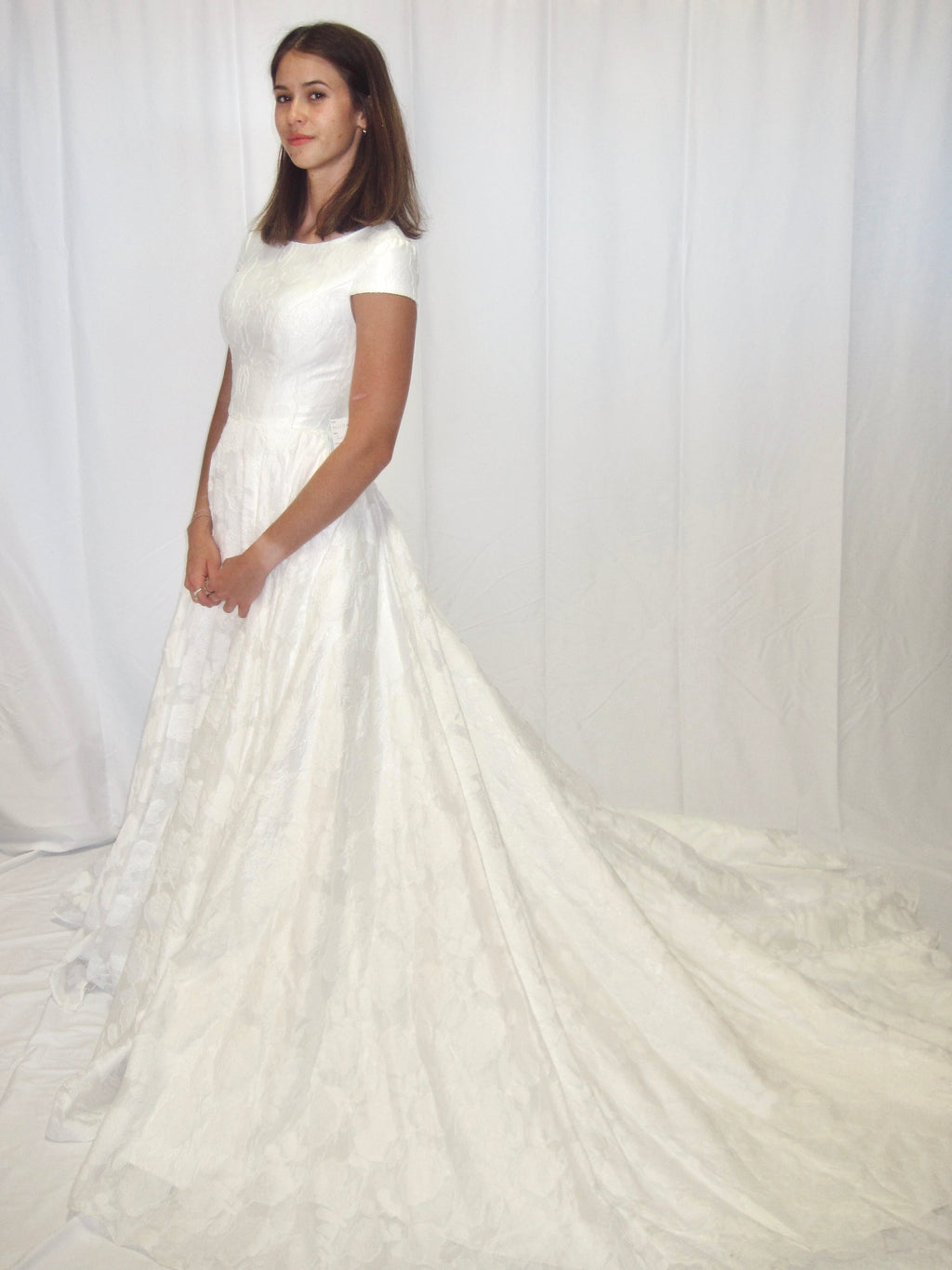 4WJY22M Modest Wedding Dress