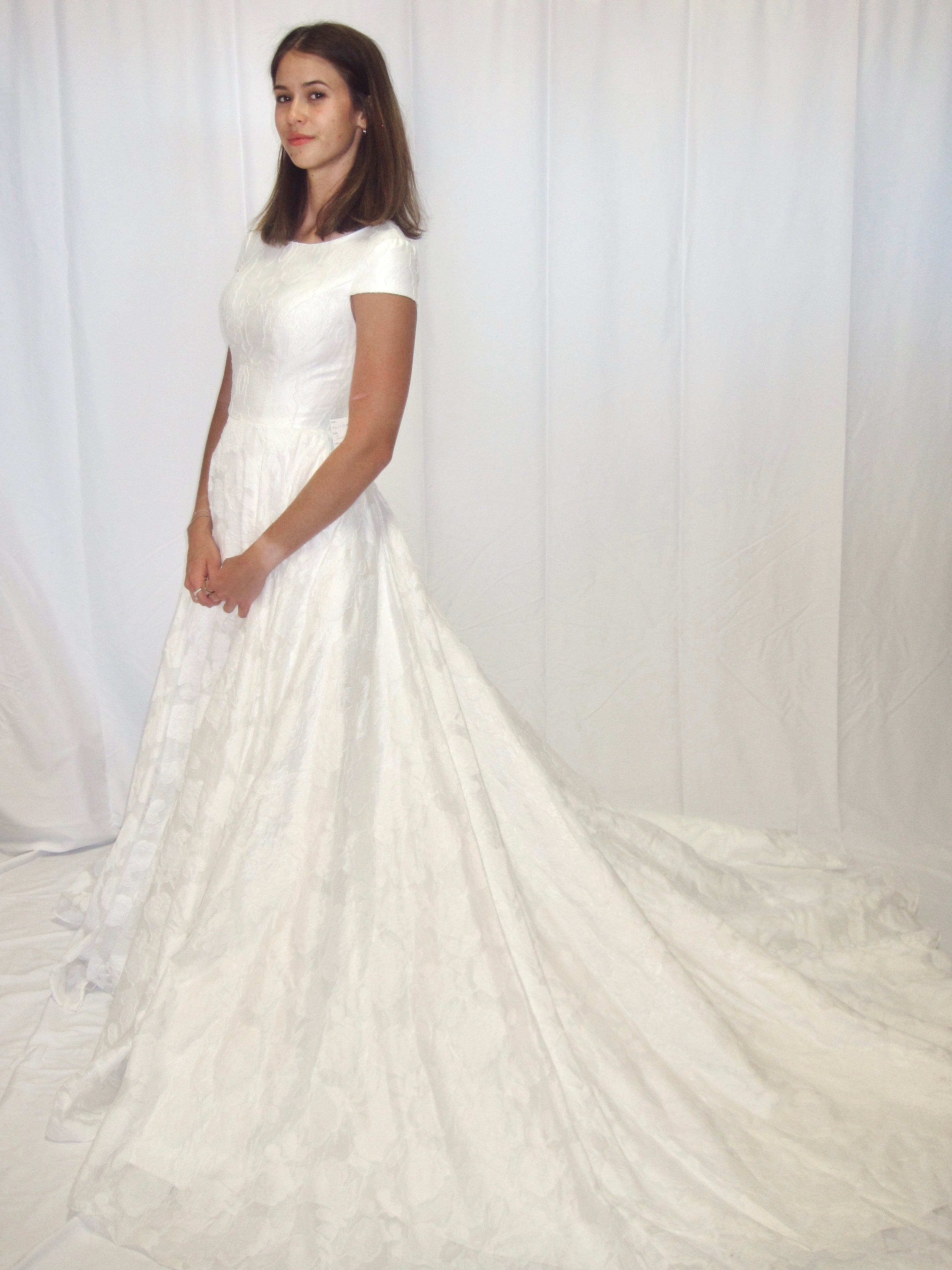 4WJY22M Modest Wedding Dress