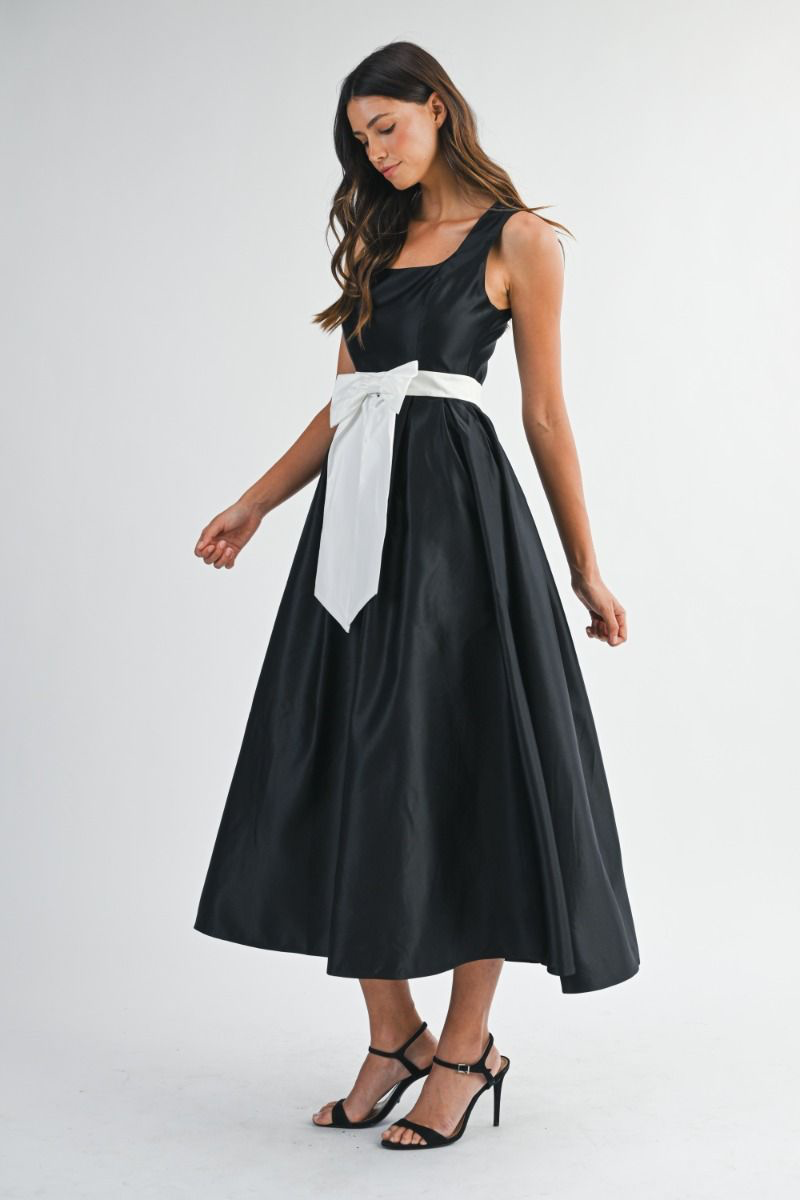 Lilith Modest Midi in Black