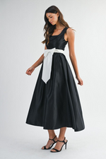 Lilith Modest Midi in Black