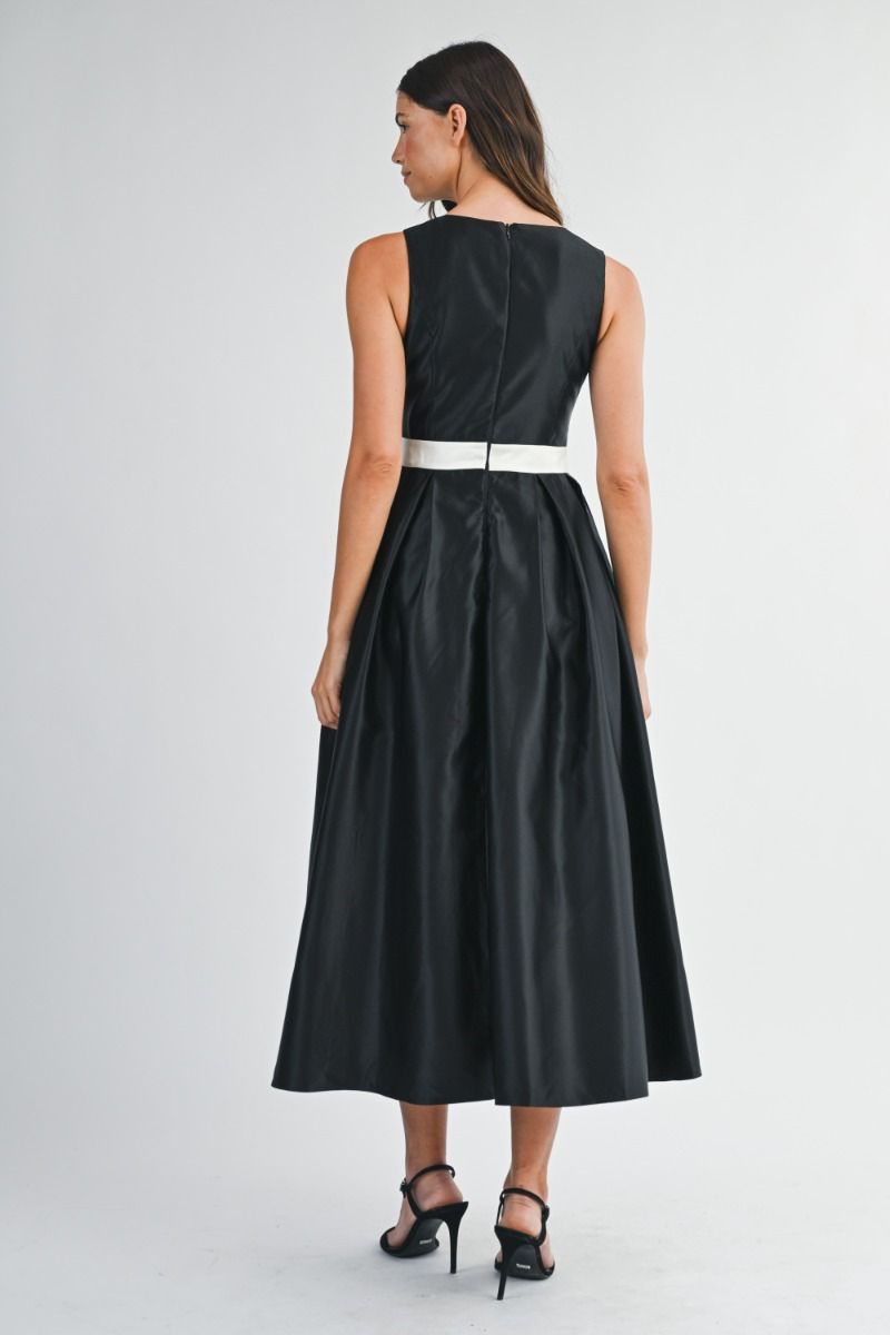 Lilith Modest Midi in Black