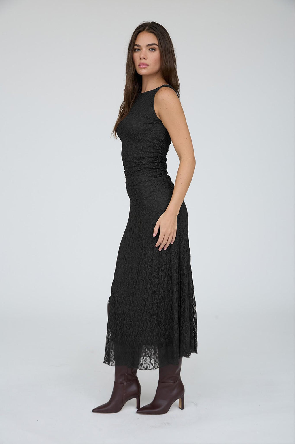 Kyri Modest Midi in Black