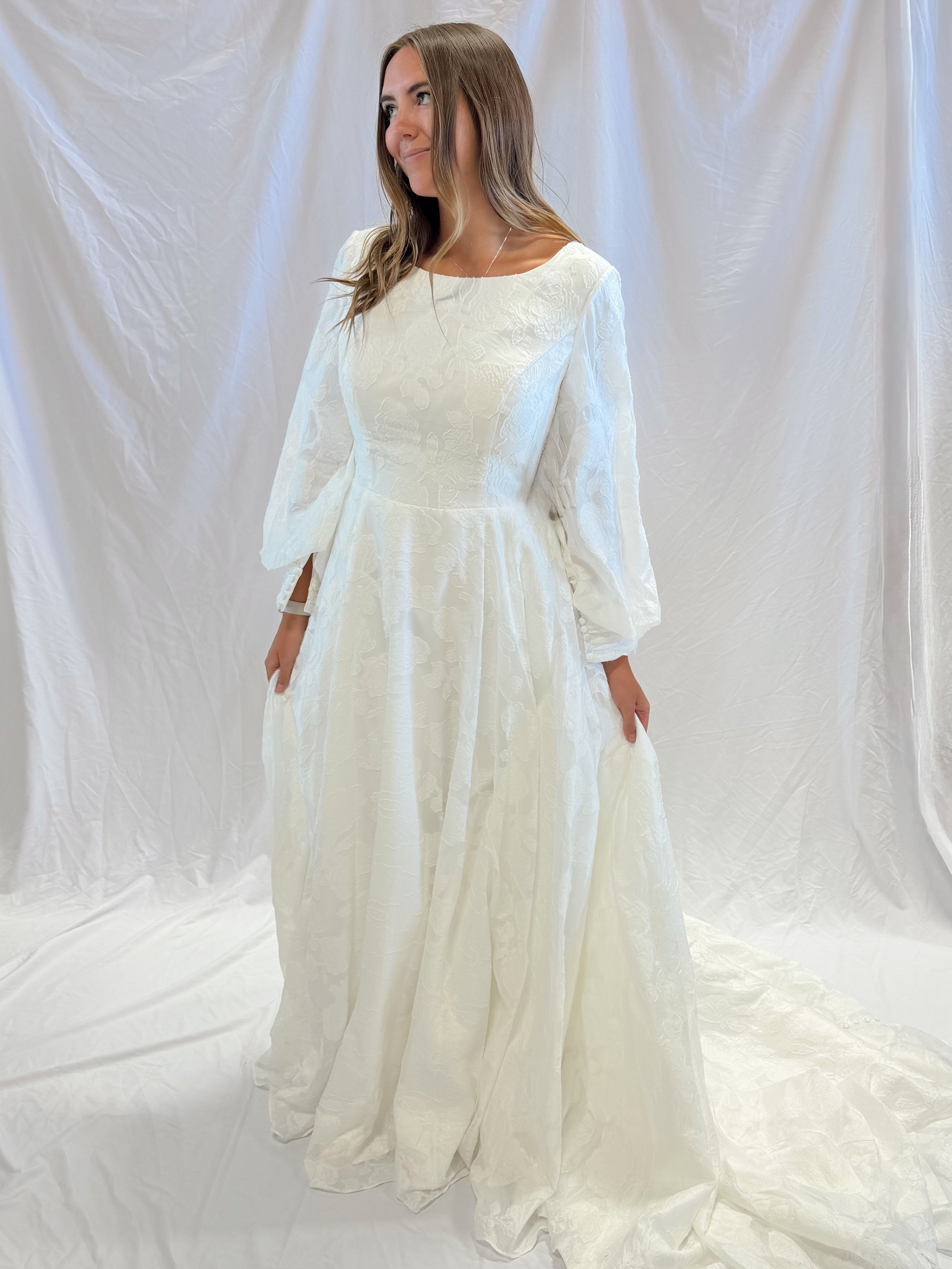 4WJY22M Bishop Sleeve Modest Wedding Dress Ivory size 14