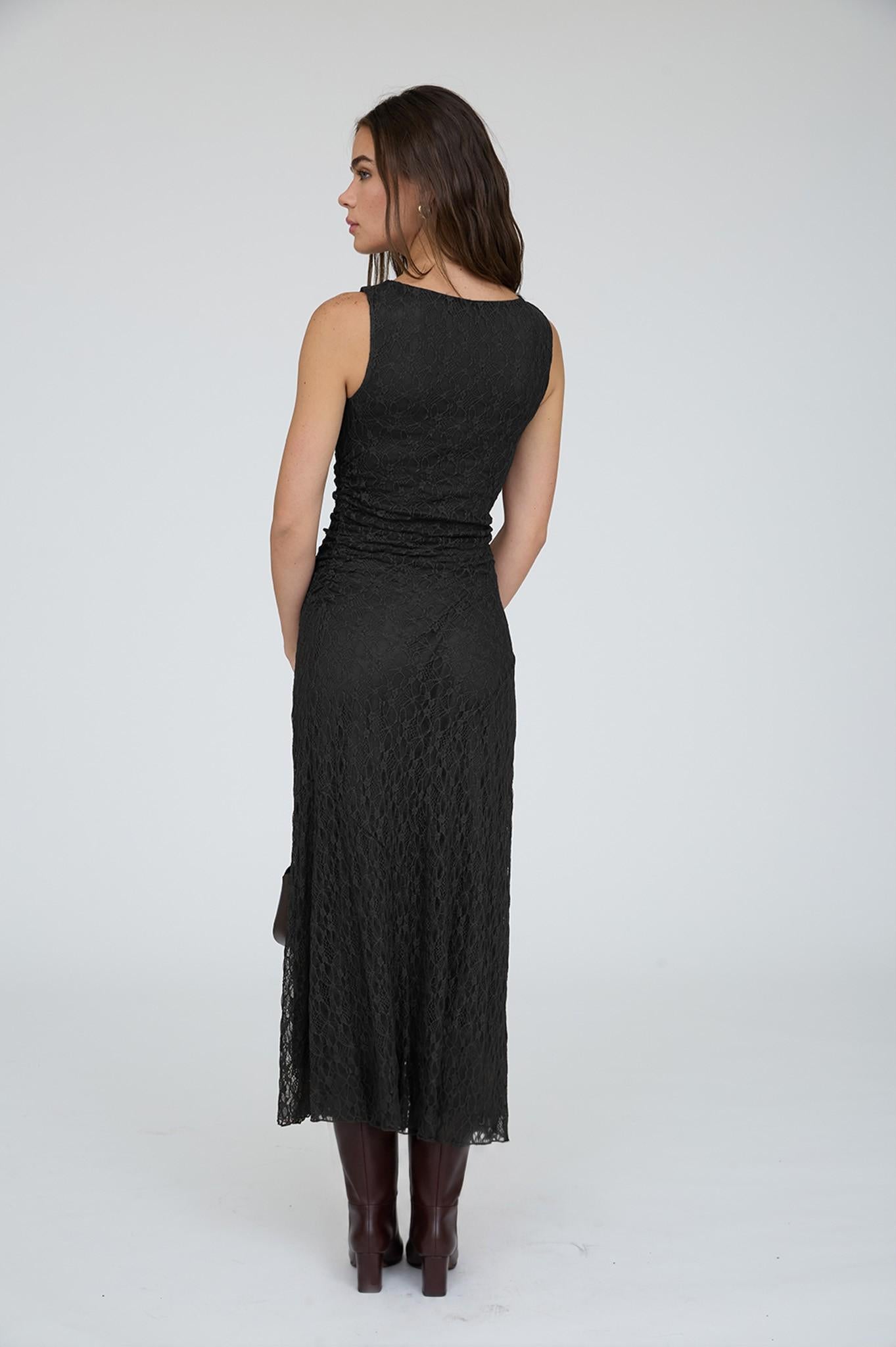 Kyri Modest Midi in Black